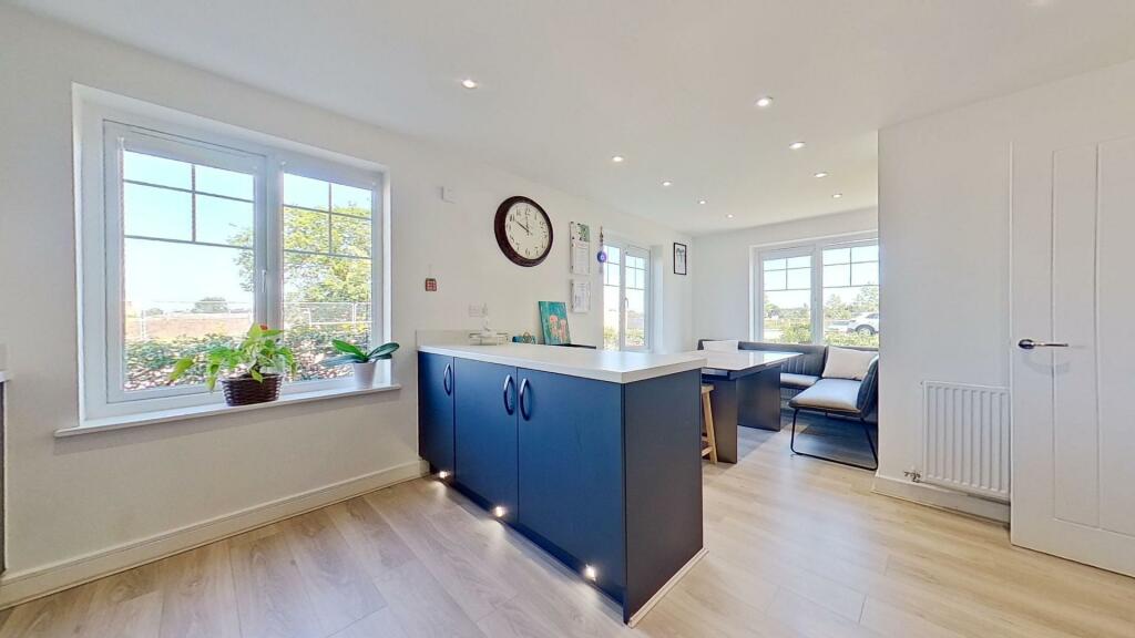 KITCHEN/DINING AREA