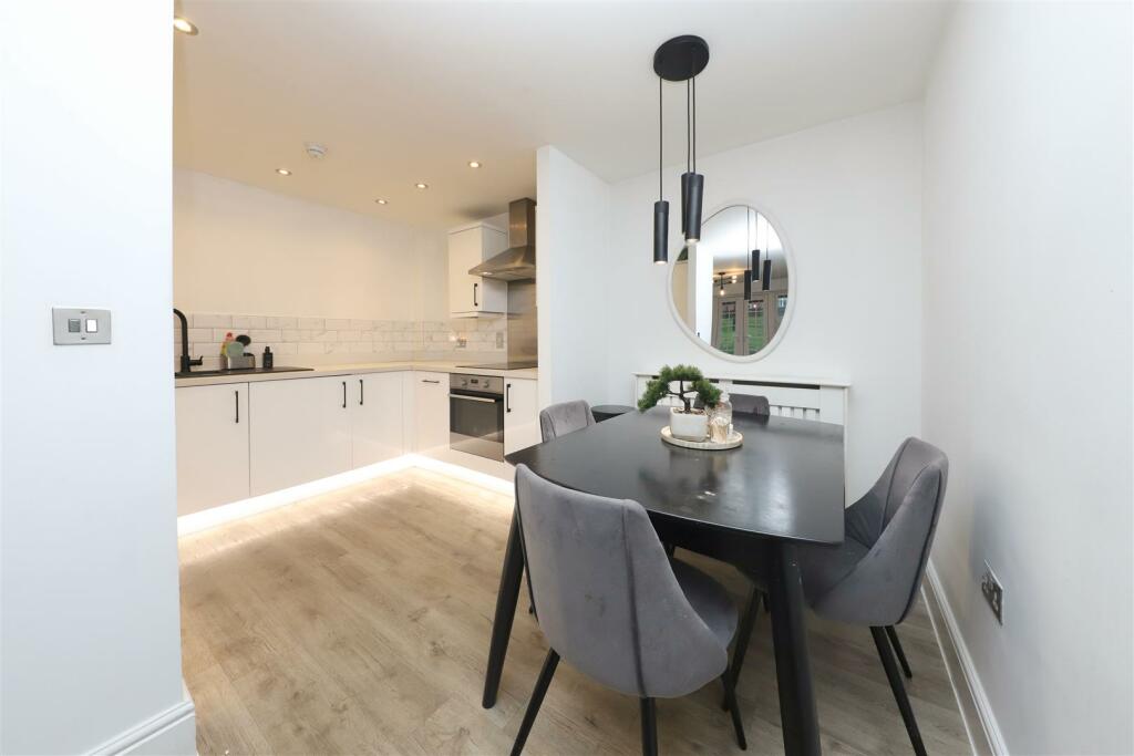 Kitchen /  Dining