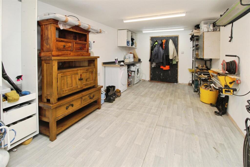 Garage/Workshop
