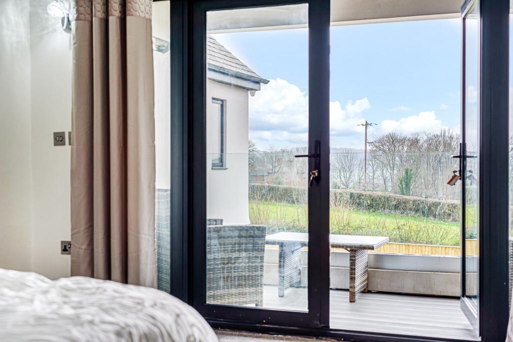 Balcony (Bed 2)