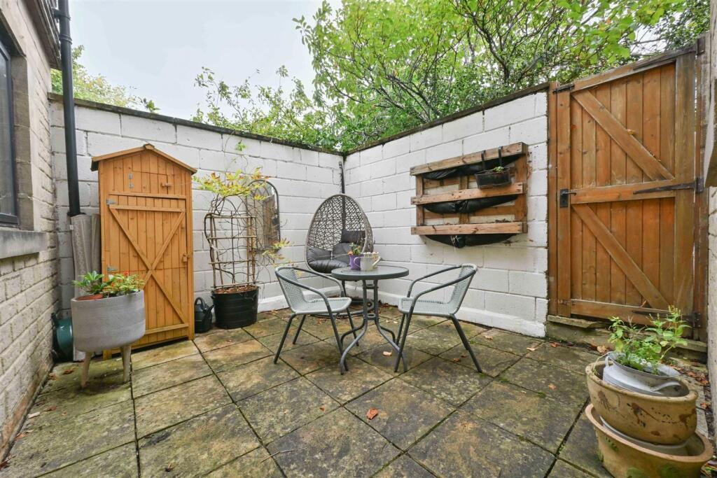 100925   21 Old Post Office Lane Corsham    012.jp