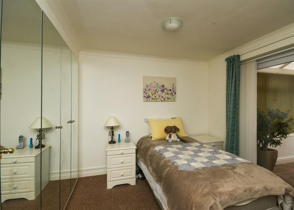 1 Oatlands Way - Bedroom 1.jpg