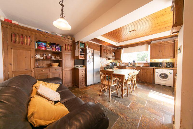 Kitchen &amp; dining room