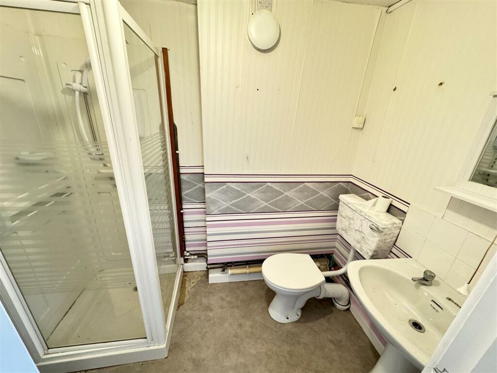 GROUND FLOOR SHOWER ROOM / W.C