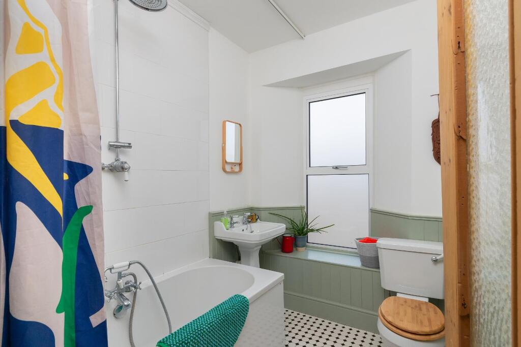 0R5RKE - Bathroom B.jpg