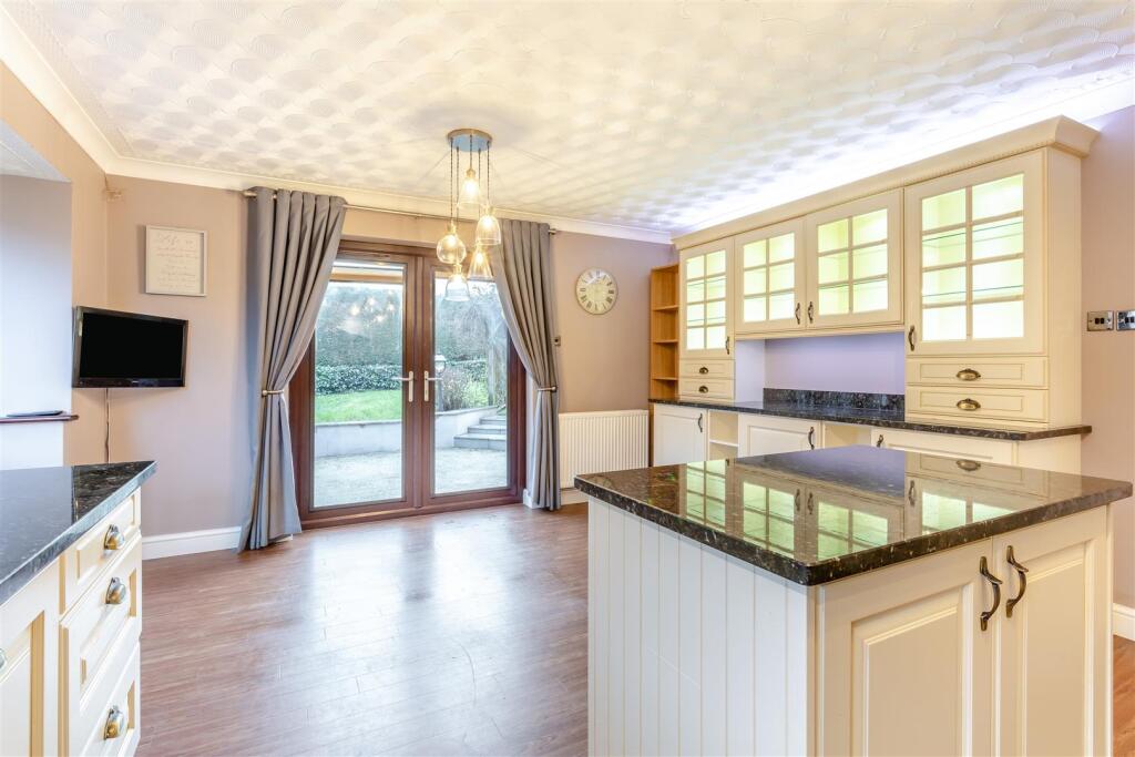 8673580-interior10.jpg