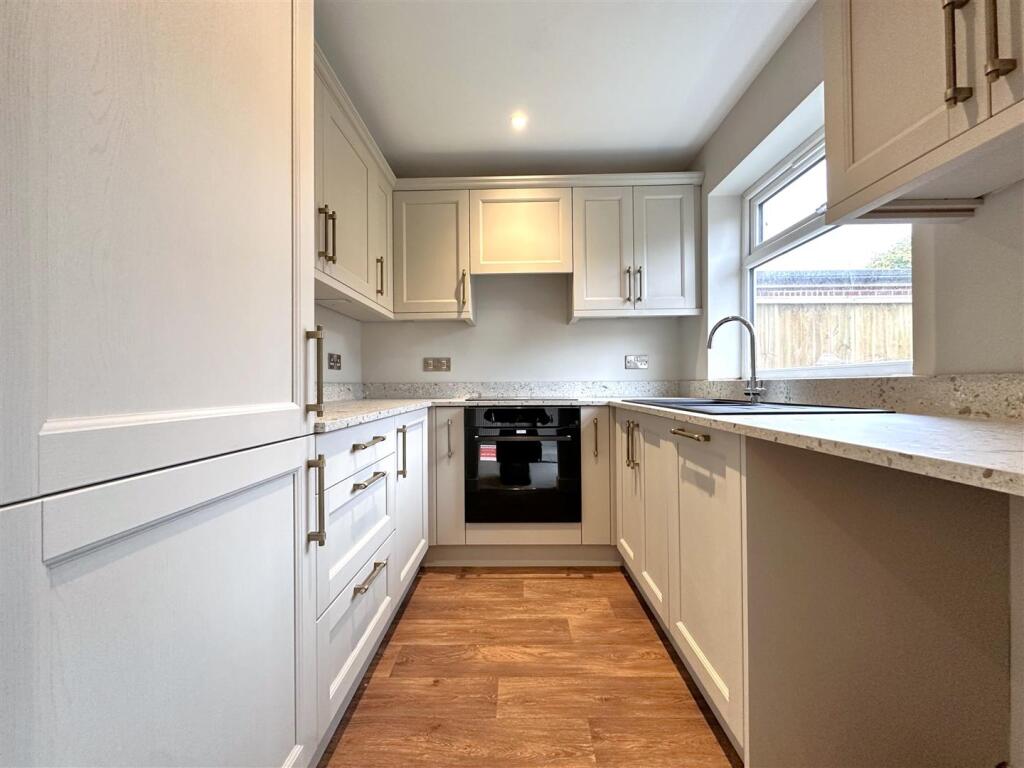 Stylish Fitted Kitchen 523