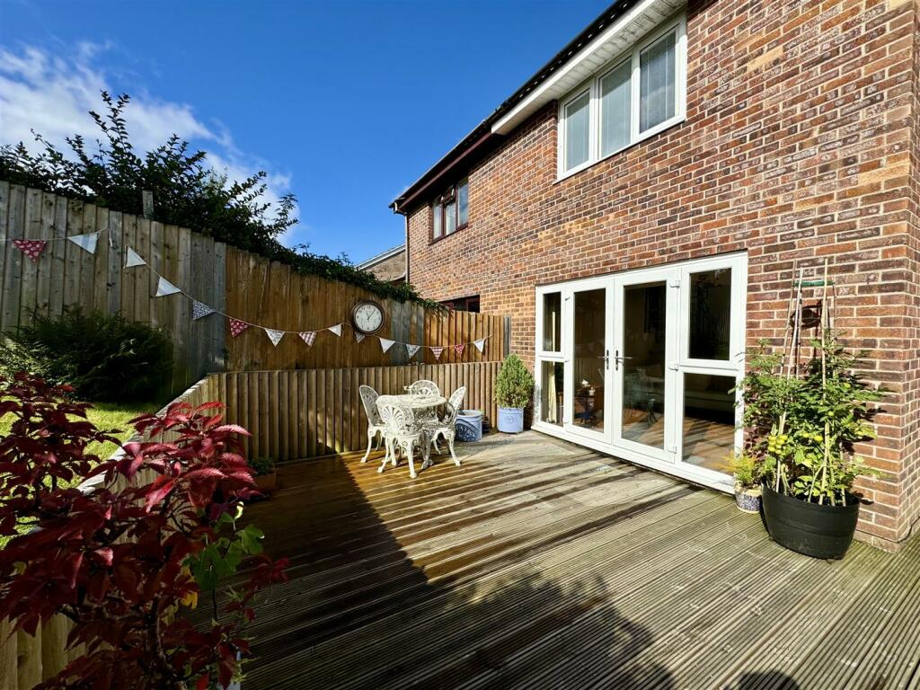 GARAGE &amp; GARDENS