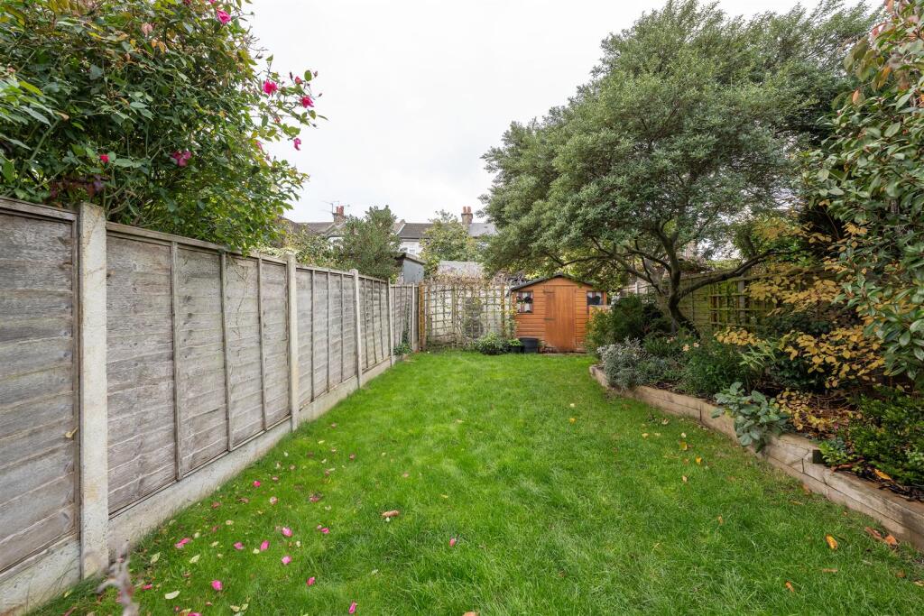 Stanley Road, E18