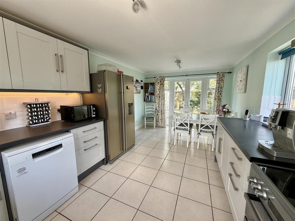 Kitchen/Dining Room: