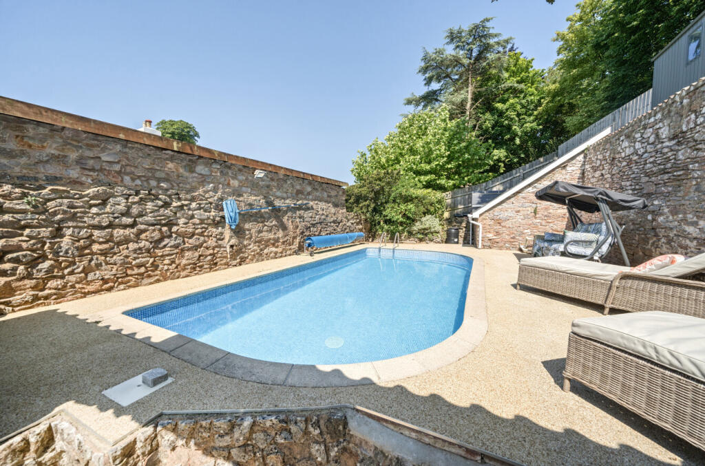 1303898-9-6852956...