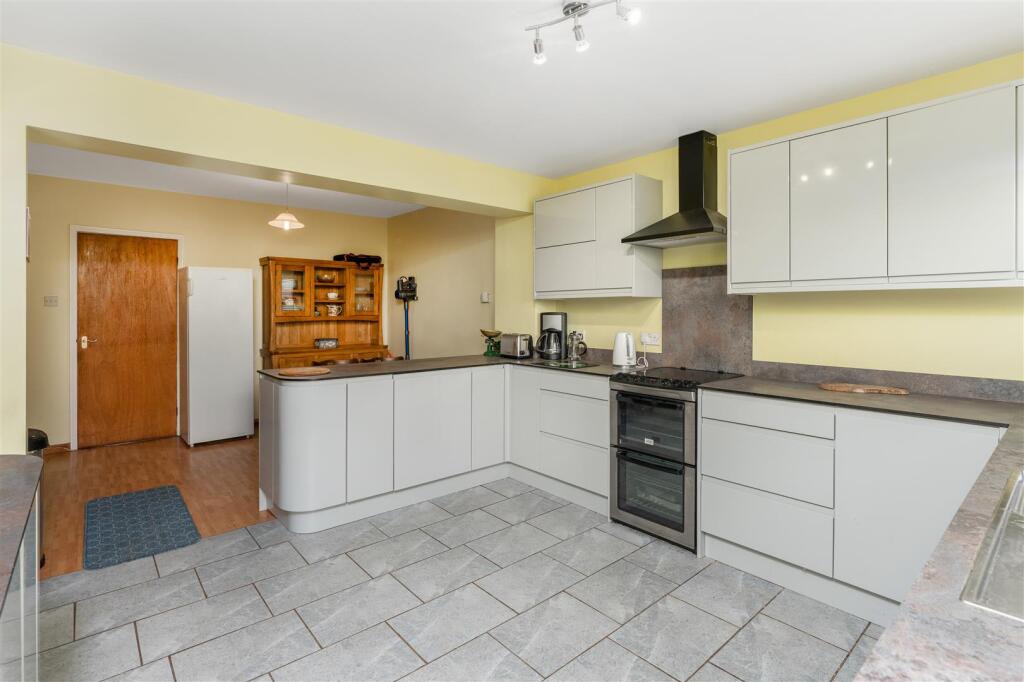 6 Gulliver's Close, Horley-7.jpg