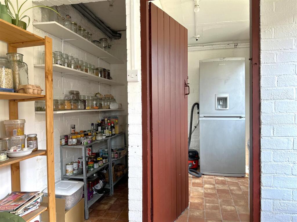 Pantry &amp; Utility Room 028