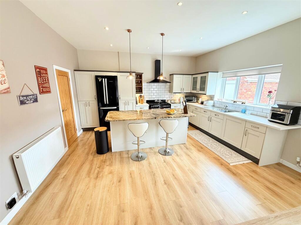 OPEN PLAN LIVING/DINING KITCHEN