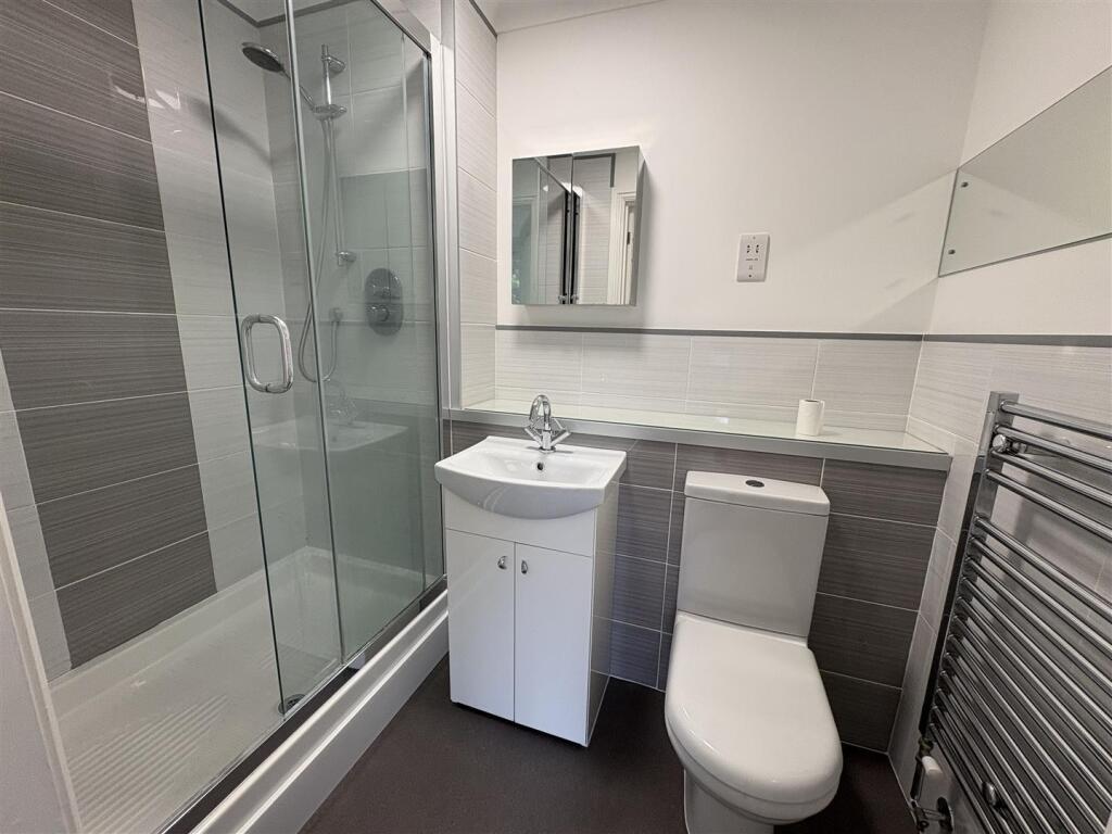1 Clarendon Place ensuite shower.jpg