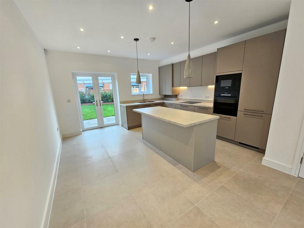 KITCHEN/DINER/LIVING AREA