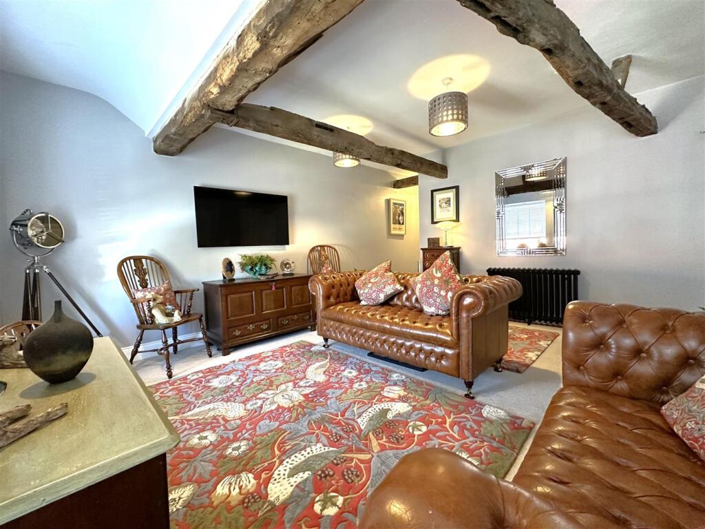 Spacious Living Room 096