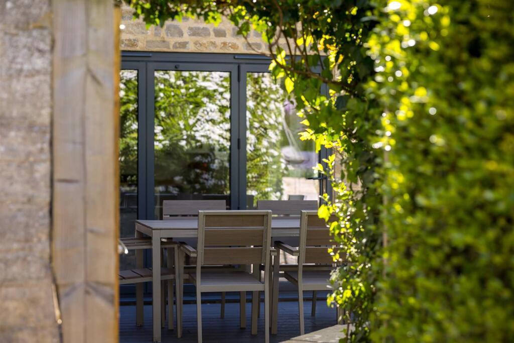 5 - Hilary Cottage - GL7 4HT - Web.jpg