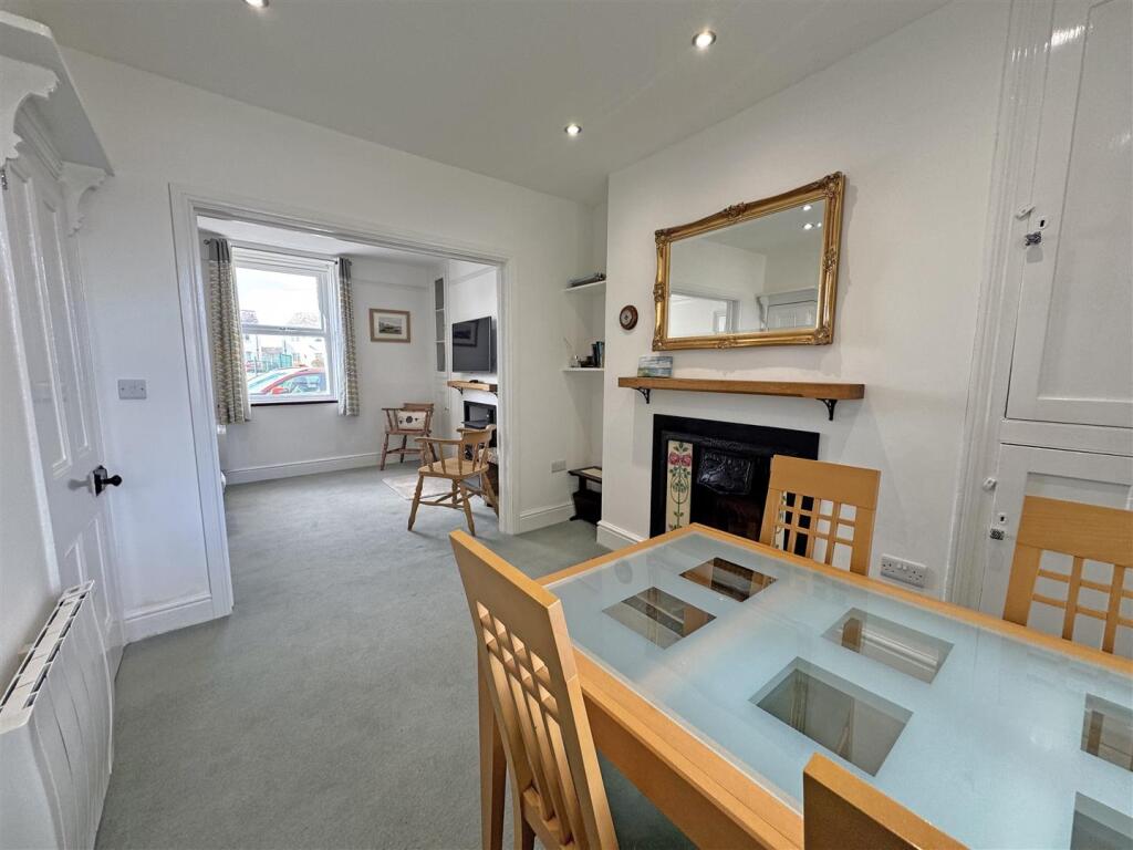 LIVING/ DINING ROOM