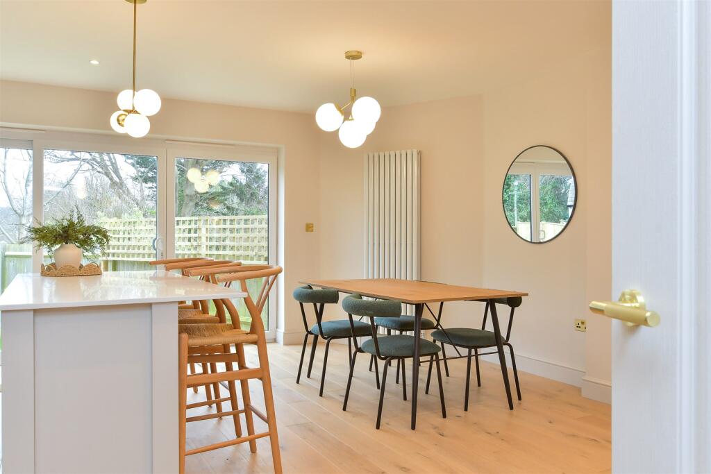 Kitchen/ Dining Room