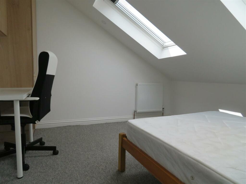 35 Lawson Bed6a.JPG