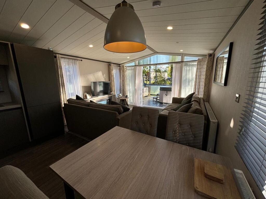 Kitchen/Dining area