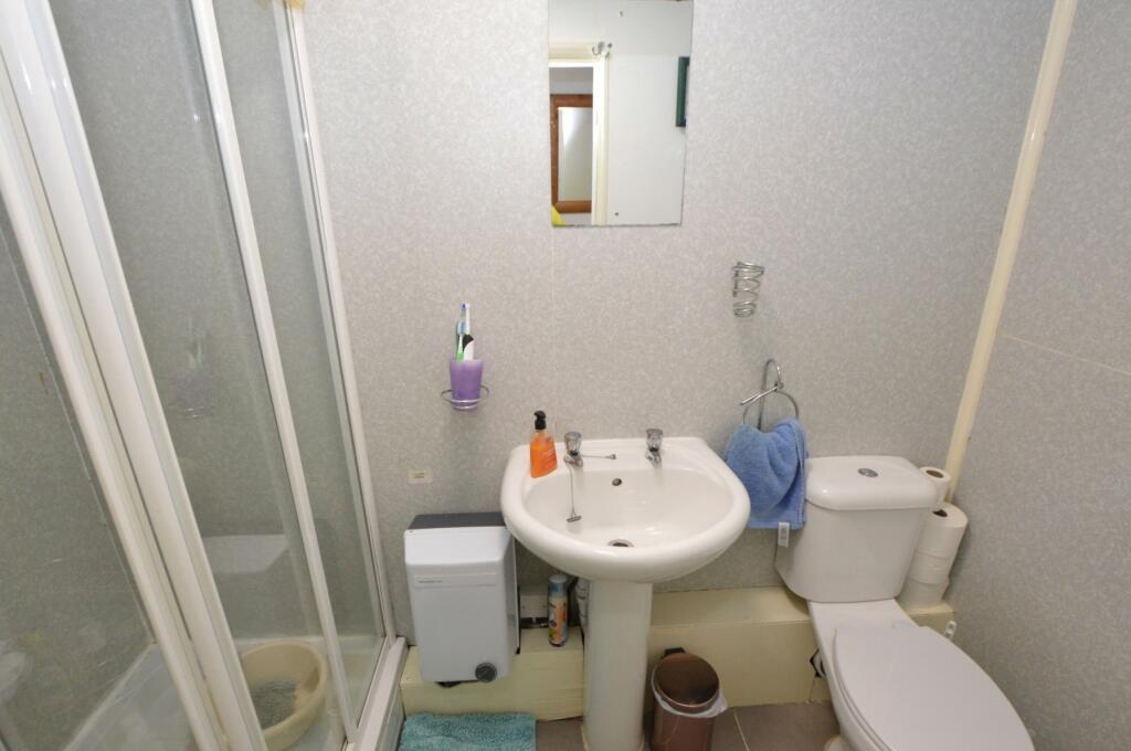 Flat 4 Bathroom