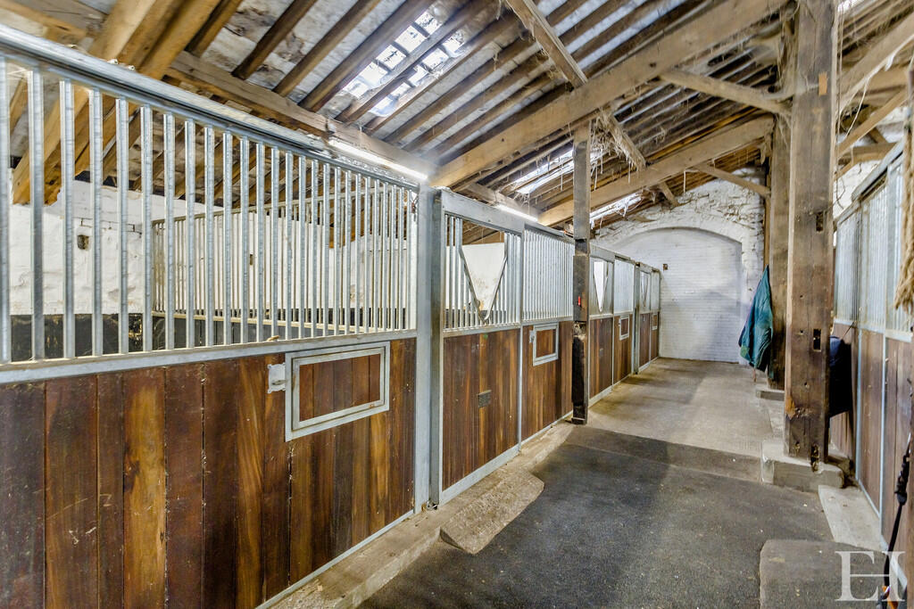 8646487-interiorW...