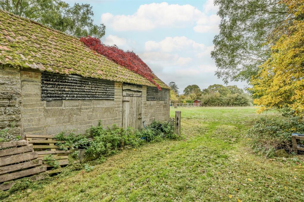 Entrance to paddock (available by separate negotia