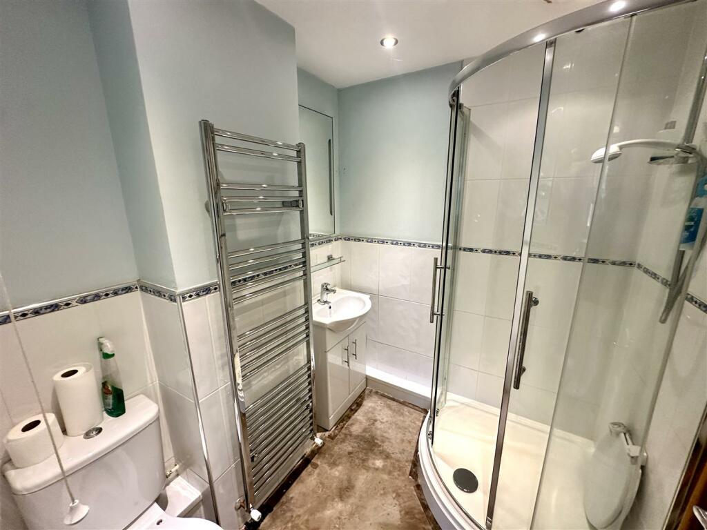 SHOWER ROOM
