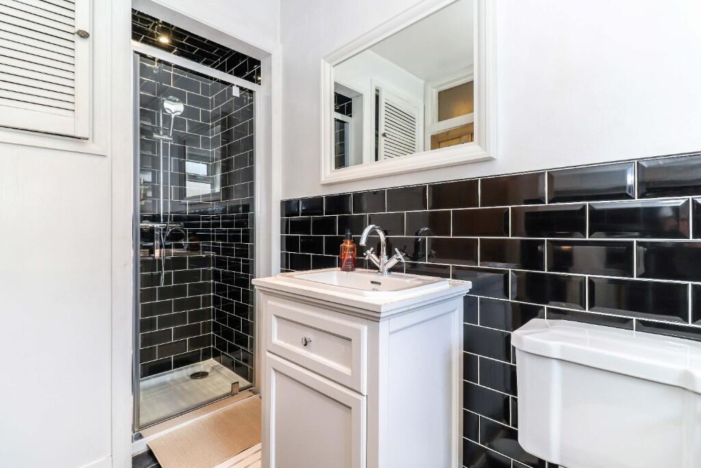 Bath/shower room