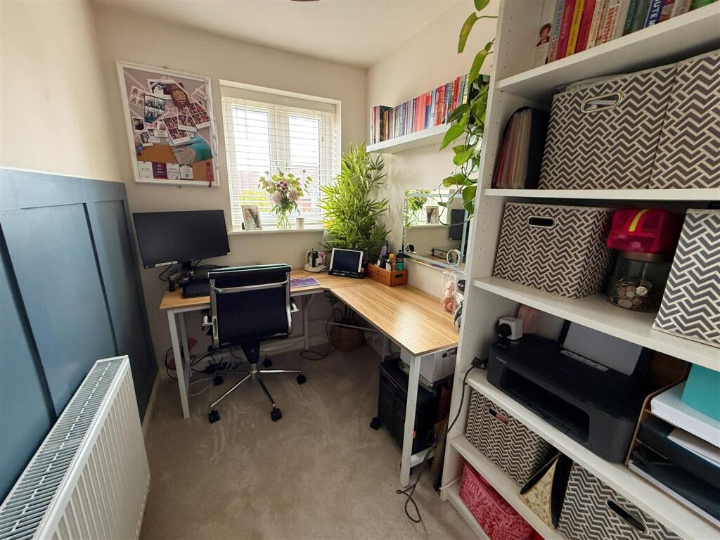 Bedroom / Study
