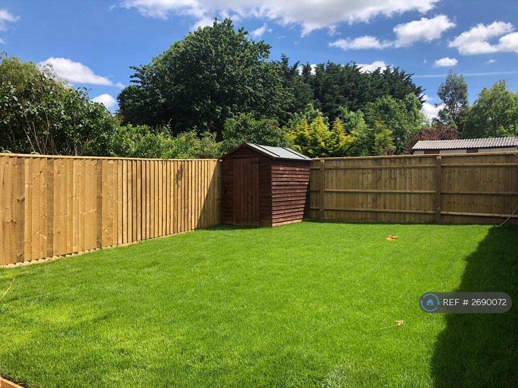 Large Grassy Garden, Lawnmower Provided. 
