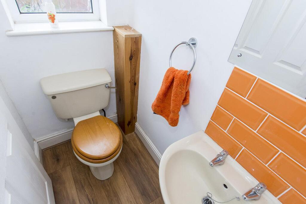 Bed 3 En-Suite WC (Main House)