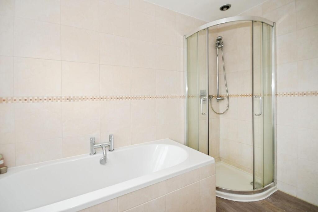 BATHROOM 04.jpg