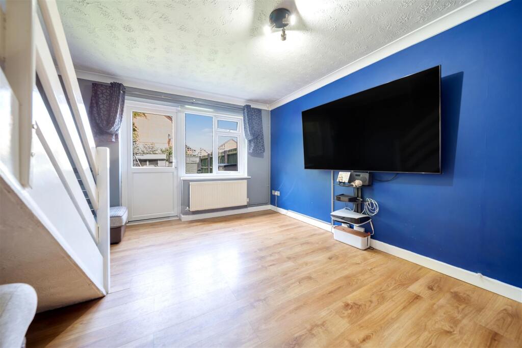 38 Rendlesham Rd-19.jpg