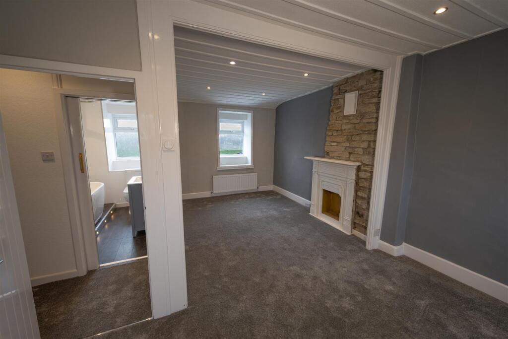 8_Bedroom_3_2_resize.jpg