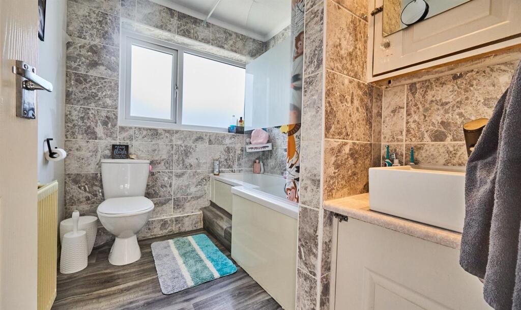 REFITTED BATHROOM TO REAR