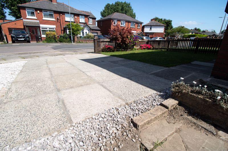 Front Driveway/Garden