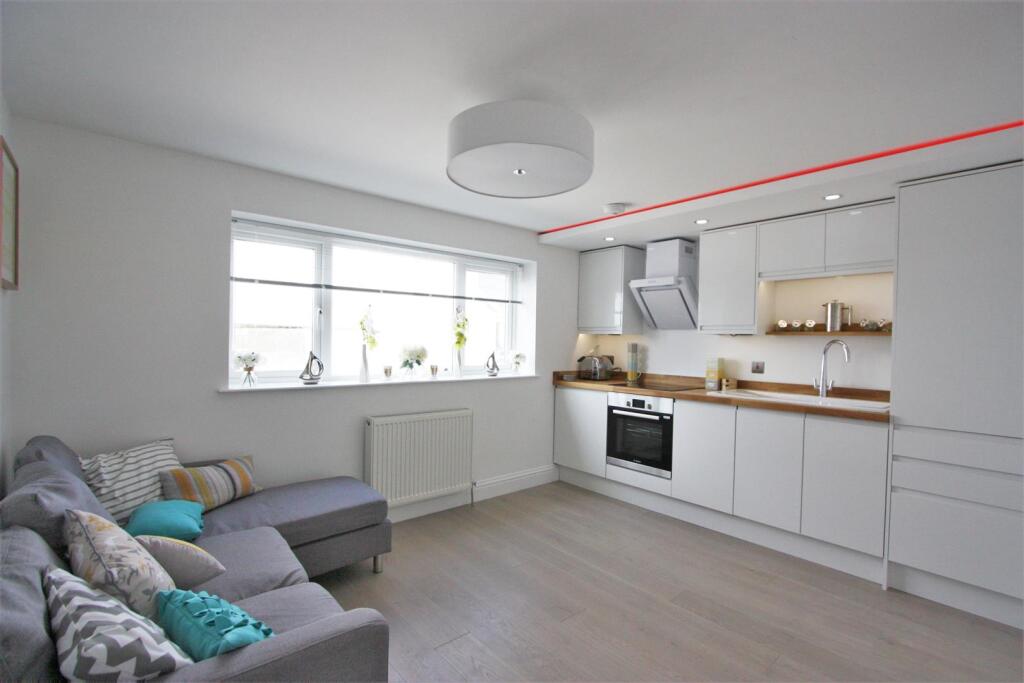 Flat 6, 10-12 Tolcarne Road Lounge and Kitchen