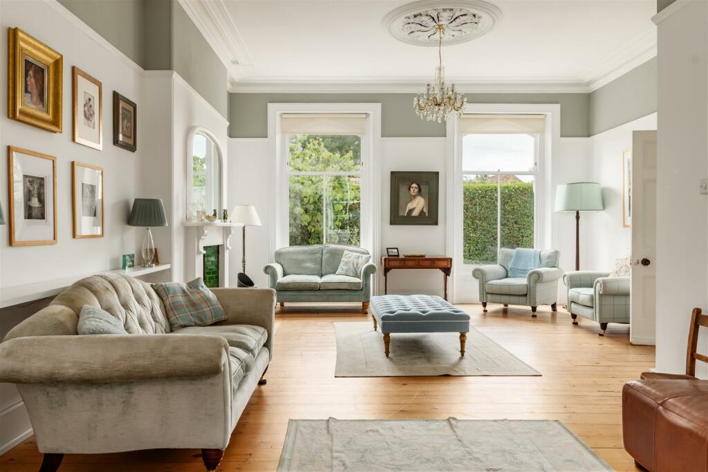 Lounge Front Aspect.jpg