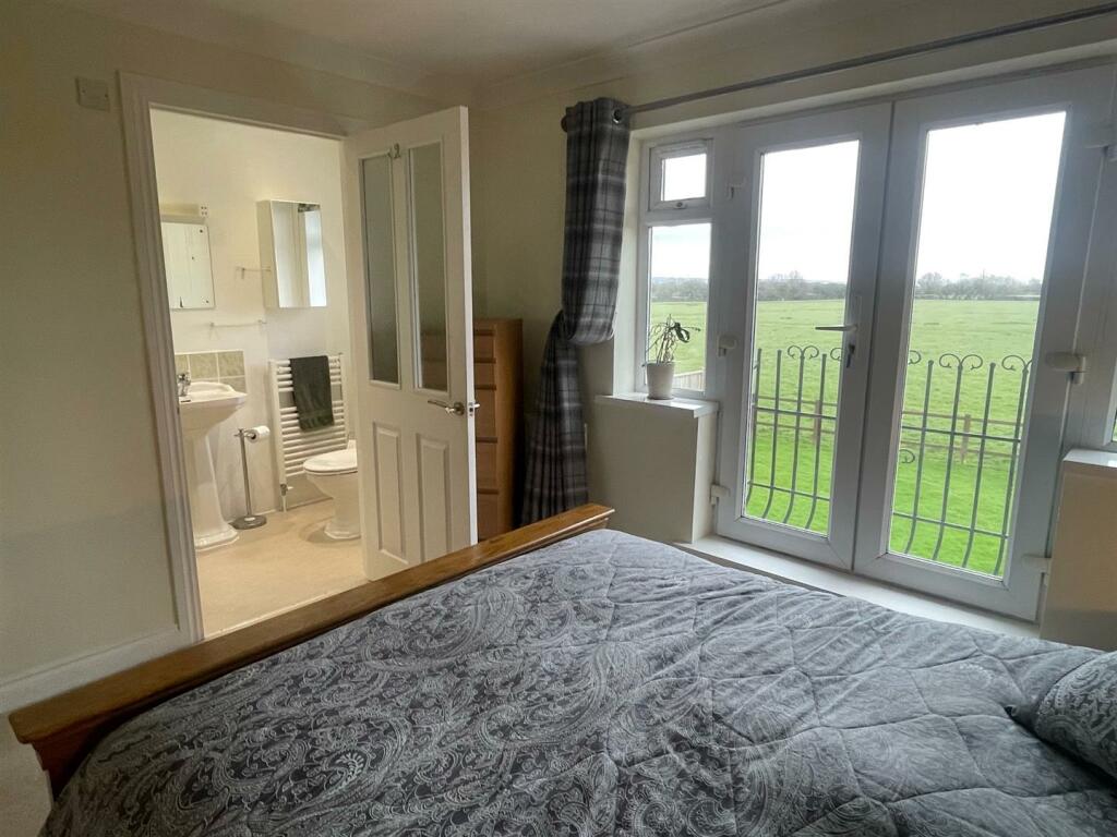 Bedroom,,,..jpg