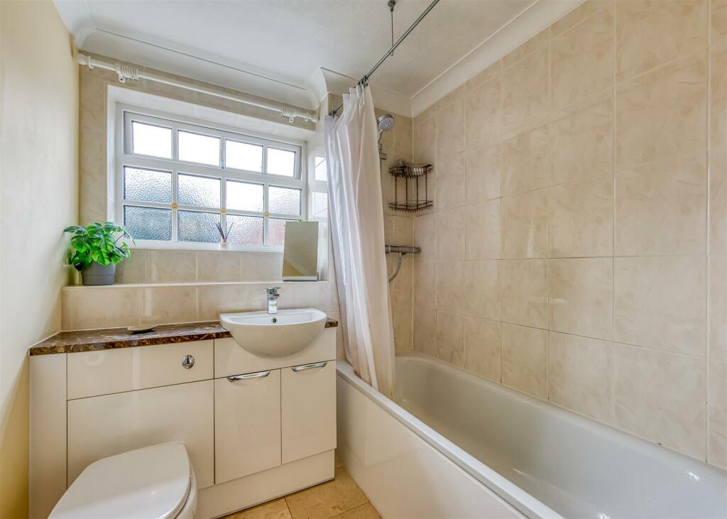 6 Redmoor Gardens-Bathroom.jpg