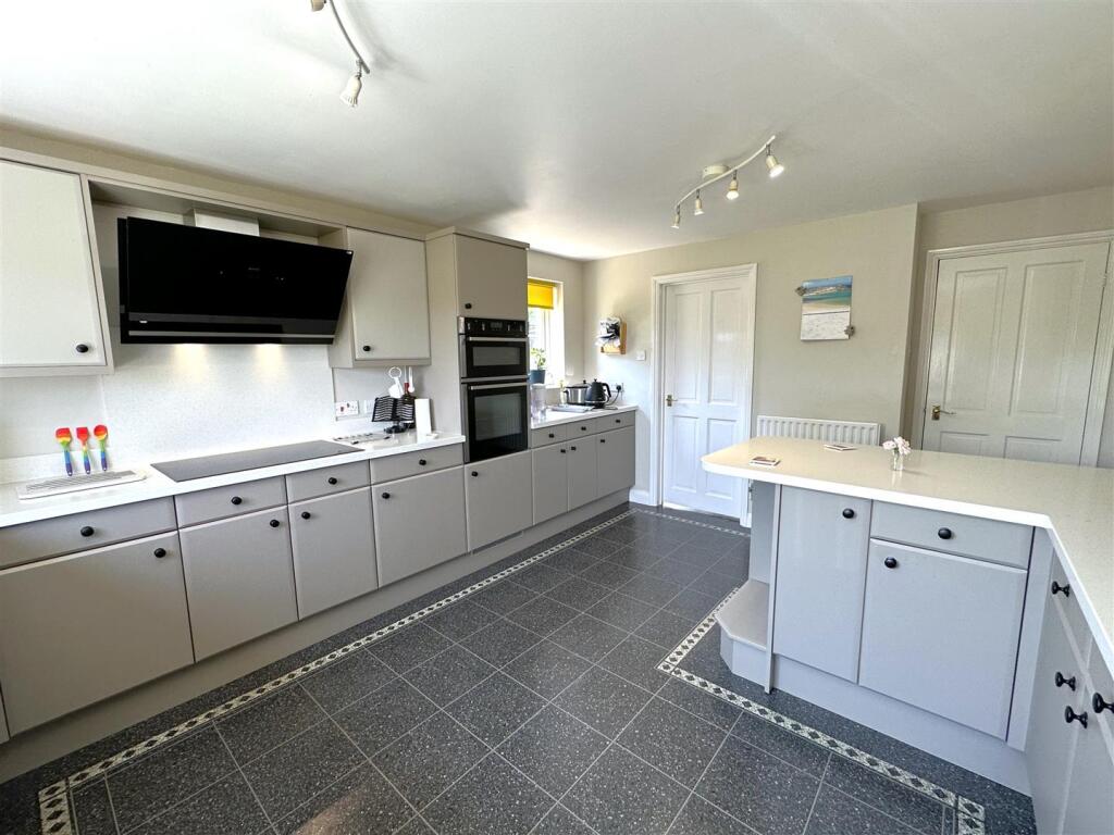 Expansive Kitchen 969