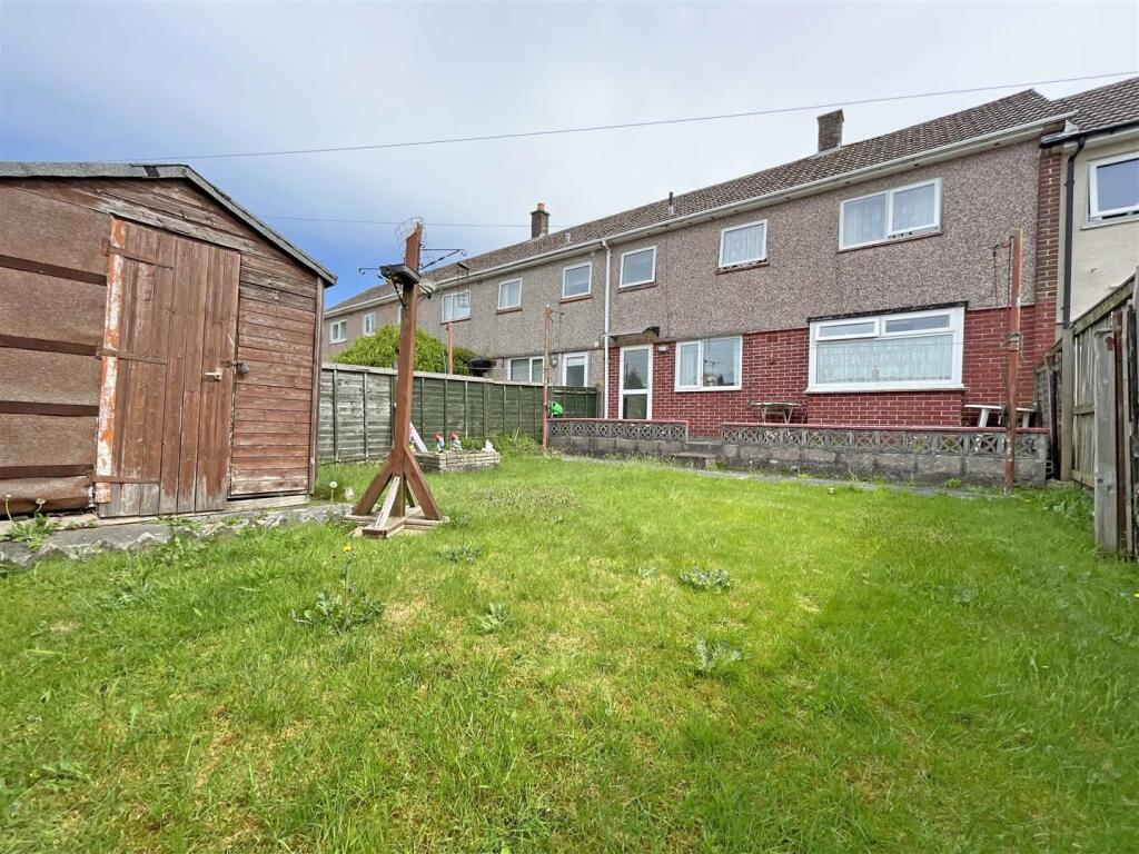 Flamborough Way 6 - Lawn.jpg