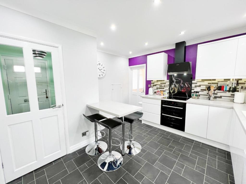 Kitchen 2.jpg