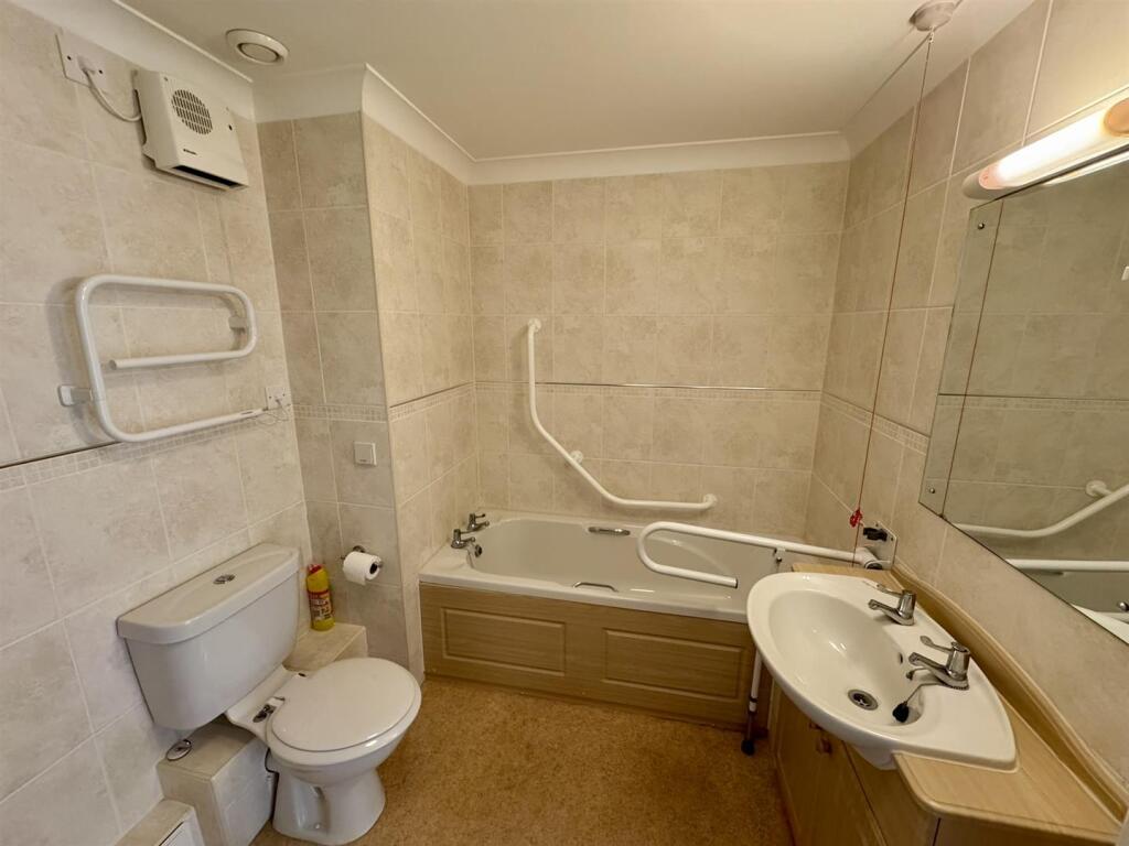 Bathroom (1/2)