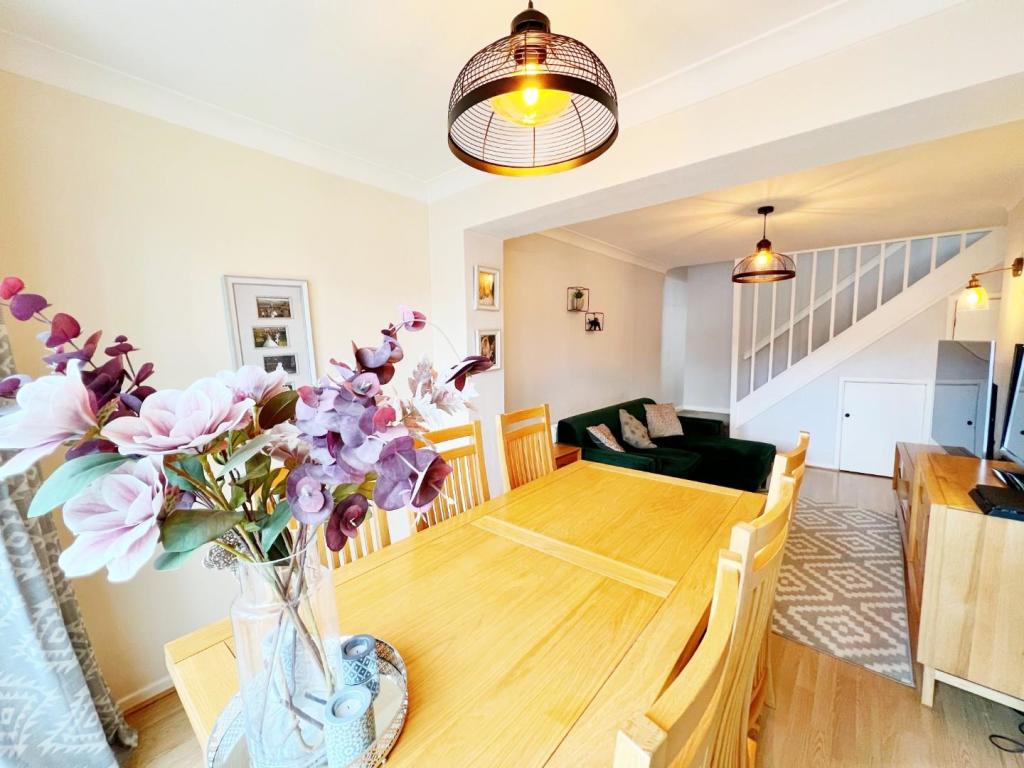 Diner Family Room pic 5.jpg