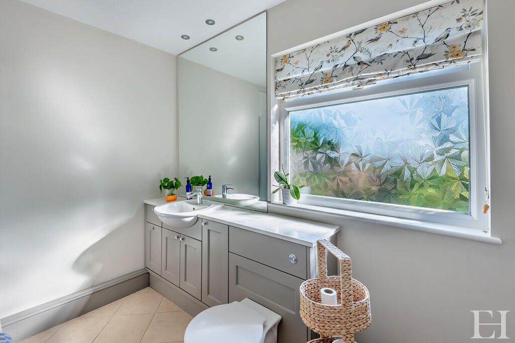 8623735-interiorW...