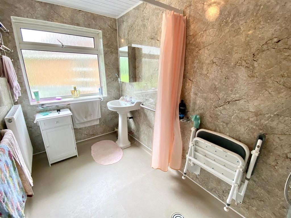 over hall park 17 wetroom.jpg